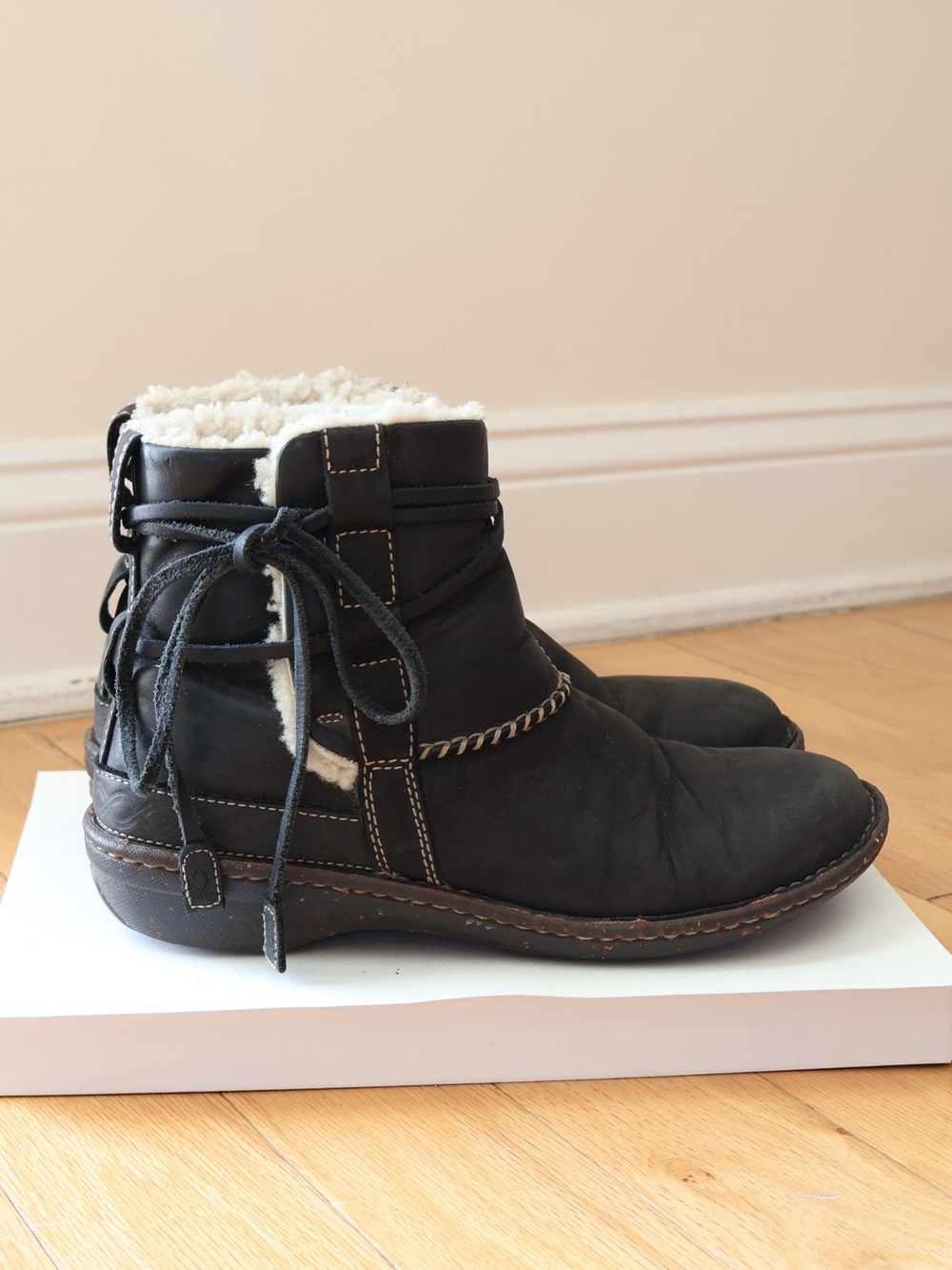 UGG Cove Ankle Wrap Sheepskin Leather Boots Shearling Lined Size 9 Boho Western